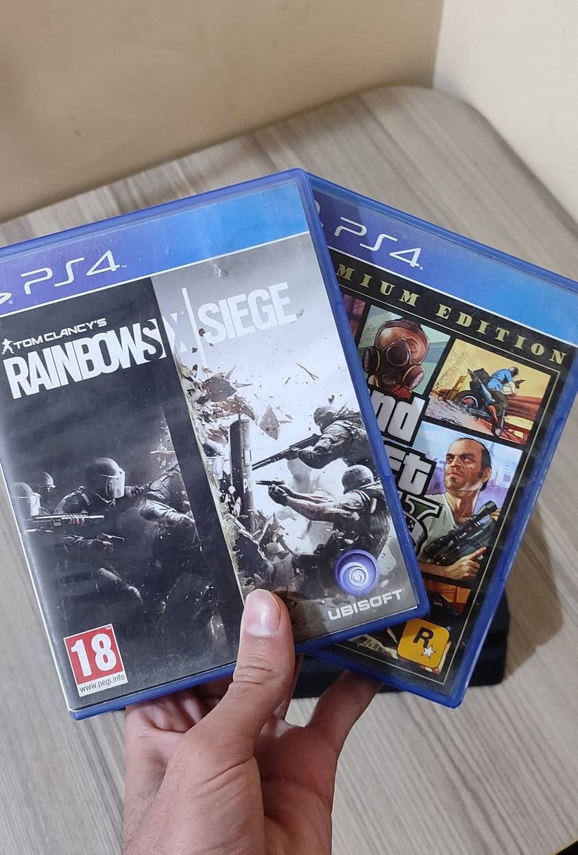 السلام عليكم 
بلي فور سلم واحد تيرا نظيف اخو الجديد لا مفتوح ولا مصلح ويا جويستك مالته الاصلي وثلاث لعبات GTA 5 و Rainbow Six siege وبيس 17 السعر 200 ألف وبي مجال للشراي عنواني ديوانية حي الفرات للتواصل -واتساب- *********** ديوانية, القادسية
