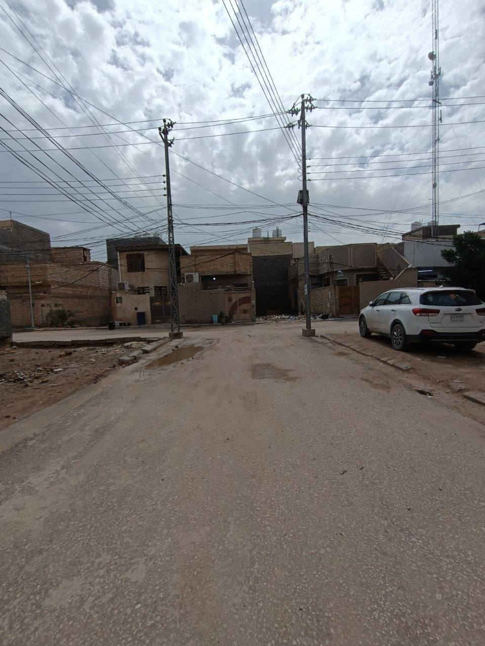 السلام عليكم ورحمه الله
اللهم صل ع محمد وال محمد 
دار للبيع 
يصلح الدار حسينه أو سكن للطلاب جامعة أهل البيت  
كربلاء البوبيات عامود 78 قريب مدارس الكنوز قريب الابراهيم مول 2  مجمع الكرار السكني فرع جامع شهيد الله يبعد عن جامع 100 متر يبعد عن الامام الحسين عليه السلام 3 كيلو 
مساحة الدار 150 متر 
واجه 10.5 
نزال 14.5 
يحتوي الدار 
6 غرف نوم 
ستقبال 
مطبخ حار بارد 
مناور 2 
صاله 2 
حمامات 4 
سطح 2 
سنة البناء 2025 
مكان جدا ممتاز من ناحية الجار والخدمات كلشي قريب 
عليك اي ستفسار مراسلة الصفحه او الاتصال 
***********
*********** 
اخوان والي يرغب بل شراء الاتصال ع رقم 
واذا تريد تسال عن سعر تفضل خاص وبيك خير وتدلل
