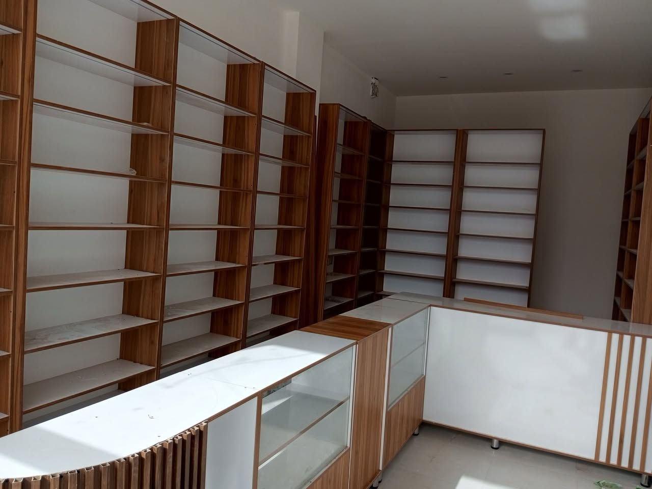 #خليك_دائما_مع_ديكورات_ابو ايمن
#فاترينة_مع_الاعلان والبيبان 
#فاترينة_مع_الابواب_
#فاترينة رفوف فقط 
#جميع_الوان_جميع_قياسات_حسب🥳 قياساتك الخاصة
#العرض_لفترة_محدودة_سارع_في_حجز🥳
الاسعار قياس 220*90*20 سعر القطعه 80 الف قياس 220*30*90 سعر القطعه 100 الف 
الخشب تركي وعالفحص وبي ضمان استرجاع اذا طلع مو تركي 
متوفرة جميع الالوان و تفاصيل
و حسب قياساتك الخاصة نعمل
……………………………………………
🚕العنوان _النجف الاشرف _حي العسكري _شارع الاطفائية_ مجاور البارون للواجهيات
🔶عارضات فاترينات 
🔶ديكورات صيدليات
🔶ديكورات كوزمتك
🔶ديكورات موبايلات 
🔶ديكورات اكسسوارات
🔶ديكورات مطاعم 
🔶ديكورات محلات ملابس
للاتصال علئ الرقم. (*********** )
للمراسلة علئ الوتساب( *********** )
