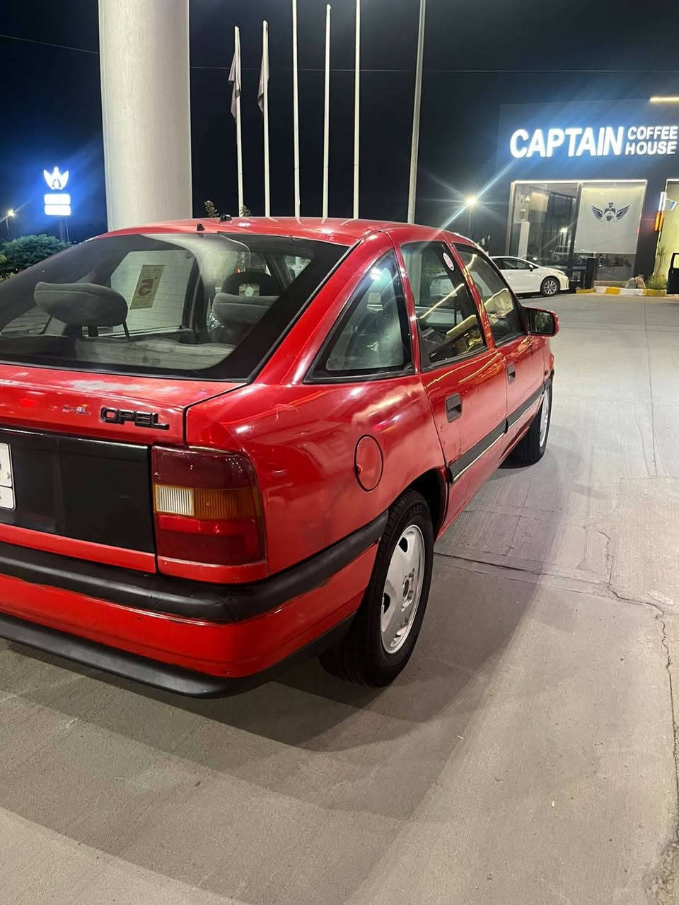 اوبل فكترا موديل 1992 حجم 20 كير أوتوماتيك لون احمر بدون صبغ فقط هلالات صبغ و بدون ضربه سنويا مشروع وطني كوبون بانزين موجود كير محرك صدر كهربائيات كله بل شرط . شرط تحويل  كير أوتو جامات كهربائي وارد ياباني تبريد كله موجود فقط يحتاج صيانه سياره ما ملعوب بيه على بلاد سياره جاهز من كل شي سعر 38 شراي خابر على رقم ***********. كركوك, العراق
