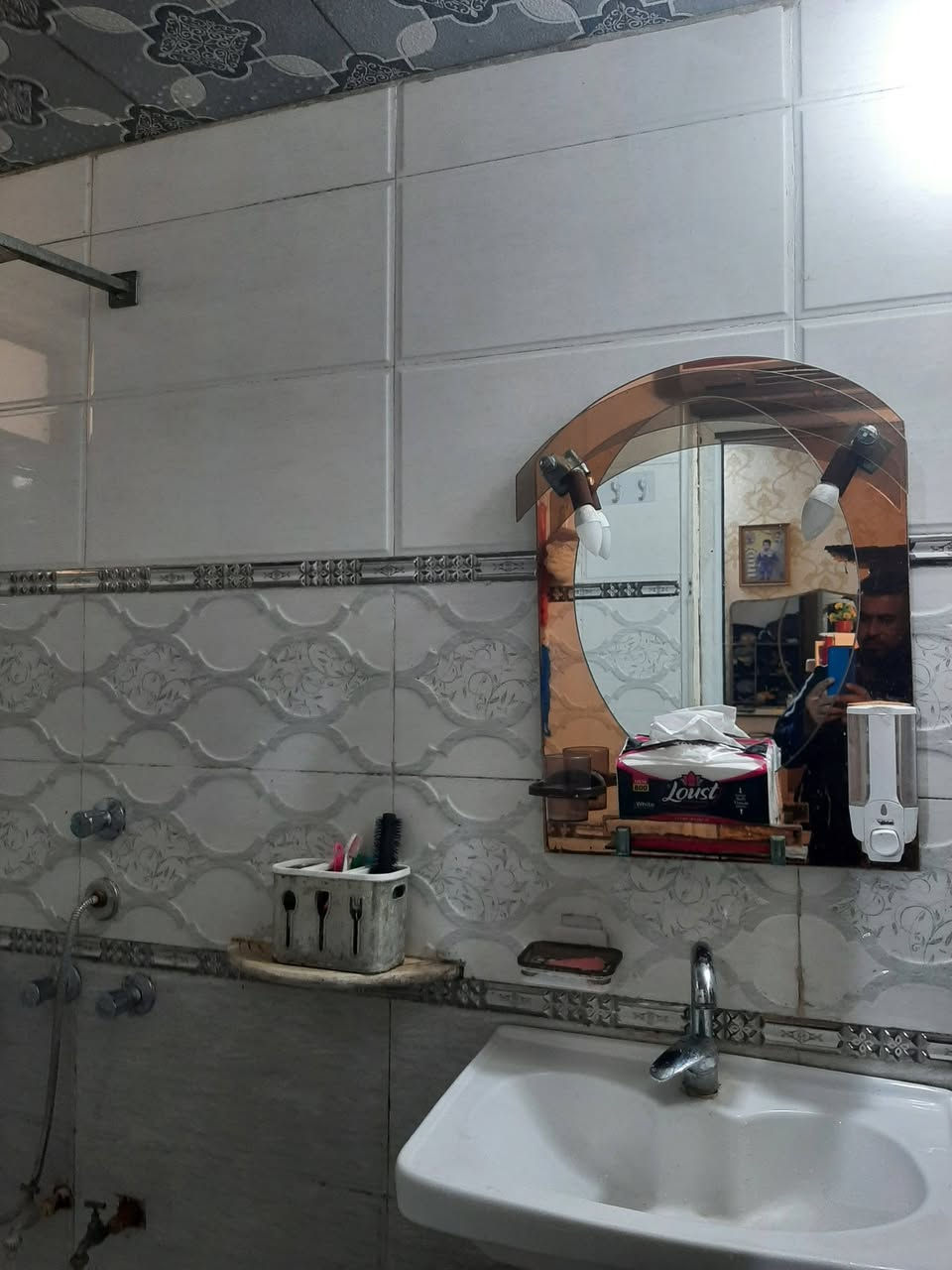 السلام عليكم بيت للبيع مساحة الكلية ٥٦٣ م سند الارض ١١٧ على شارعين البيت يحتوي ٣ غرف نوم ٥ في٤صافي استقبال ٤وربع في٩ صافي كليدور مطبخ بارد ومطبخ حار منعزل حولي ٣في٦ الترك الخلفي٨٠ م يرهم مشتمل على شارع ٣حمامات واحد سويت  ٥ نخلات يحملن حديقة طرمة گراج يتسع ٣ سيارات العنوان بغداد بوب الشام النزلة الفرع الاول السعر ( ١٧٥) للاستفسار اكثر (***********)
