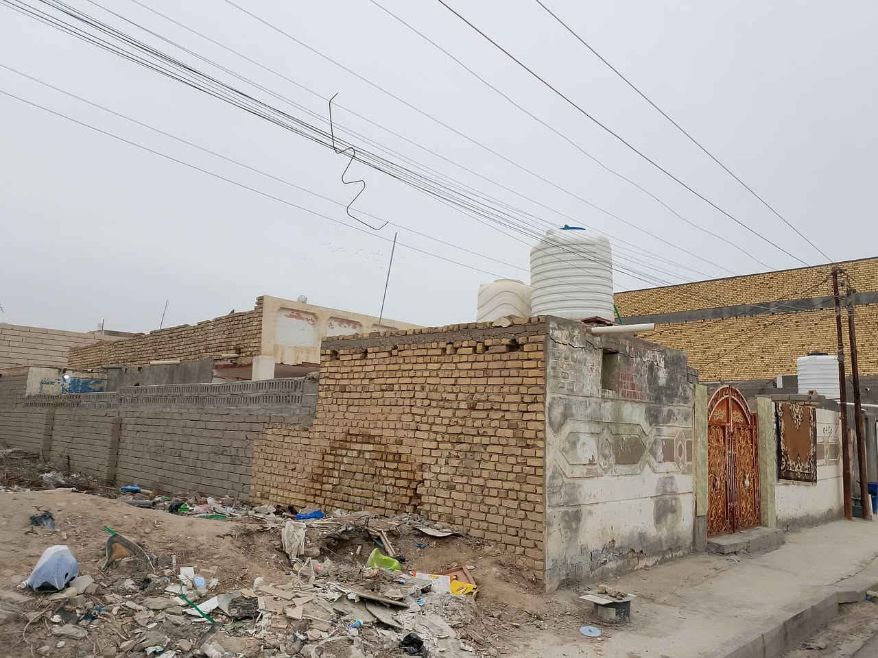 بيت للبيع مساحه 300 حي الاعلام ***********
