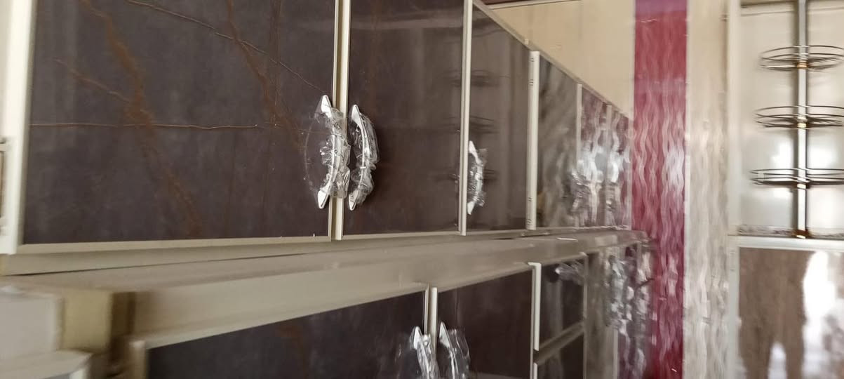 السلام عليكم كاونتر ٣قطع وقطعتين شغل جيد الداخل مبطن خشب السنك مرمر يتوفر جميع الالوان يوجد توصيل وشد داخل كربلاء فقط للااستفسار مرسالت الصفحه او ع الارقام ***********
