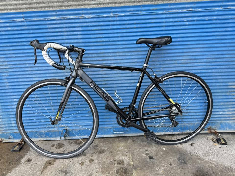 السلام عليكم الغوالي 700 حجم 28 قياس M 
فريم 49 ماركة (HEAD) غني عن التعريف صينع يابانية معدنه المنيوم سستم شيمانوا تورني نمره 2/7 
بدلات تورني مزود بسكان ورقبه ماركة TREK اصلي 
نظافتهاا وضحه بل صوره سعرهاا 220 الف وبي مجال اخواني عنواني موصل للتواصل *********** تتوفر خدمة توصيل جميع محافظات العراق وتحياتي
