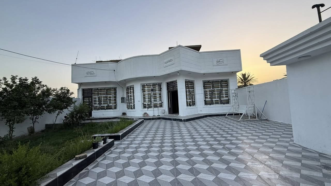 السلام عليكم بيت للبيع الموقع مقابل مدرسة الربيع وجه عل الشارع الرئيسي المساحه الاجماليه 480 متر مساحة البناء 300متر مساحة الحديقه والكراج 180متر يتكون البيت من طابقين الطابق الأرضي يتكون من غرفتين سويت وصاله كبيره جدا ومطبخ كبير وصاله ضيوف ومدخل واستقبال وصحيات داخليه وخارجيه والطابق الثاني يتكون من غرفتين وصاله ومطبخ وصحيات والسطح فرشي وجاهز للاستفسار اكثر الاتصال بمكتب السند للعقار عل الأرقام التأليه ***********.  ***********
