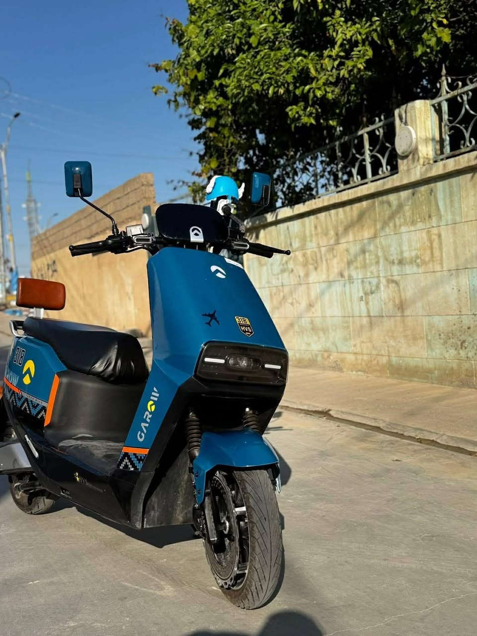 ‏سلام عليكم ورحمة الله وبركاته
‏دراجة شحن للبيع
لون مميز 💙 
6 بطاريات                                                                                 🔋 
‏2500 ملف 
                                                                                  ‏مواصفات 🕹️
‏بريك هيدروليك ⚙️
‏يرجع بك➡️ 
‏إشعارات رباعية ⚠️
‏إشارات يمين ويسار↔️ 
‏مثبت السرعة🔱 
‏3 نمر 
‏تشغيل عن بعد💡 
 مغلف PPF🛡️
   🛠️
‏ نظافة80% بس بيه سكليتر مبدل اصلي
                                                                                            سعر💰
950💸
بي مجال بسيط
رقم ☎️ ***********
عنوان طوز خورماتو يم زين عابدين ماطور
