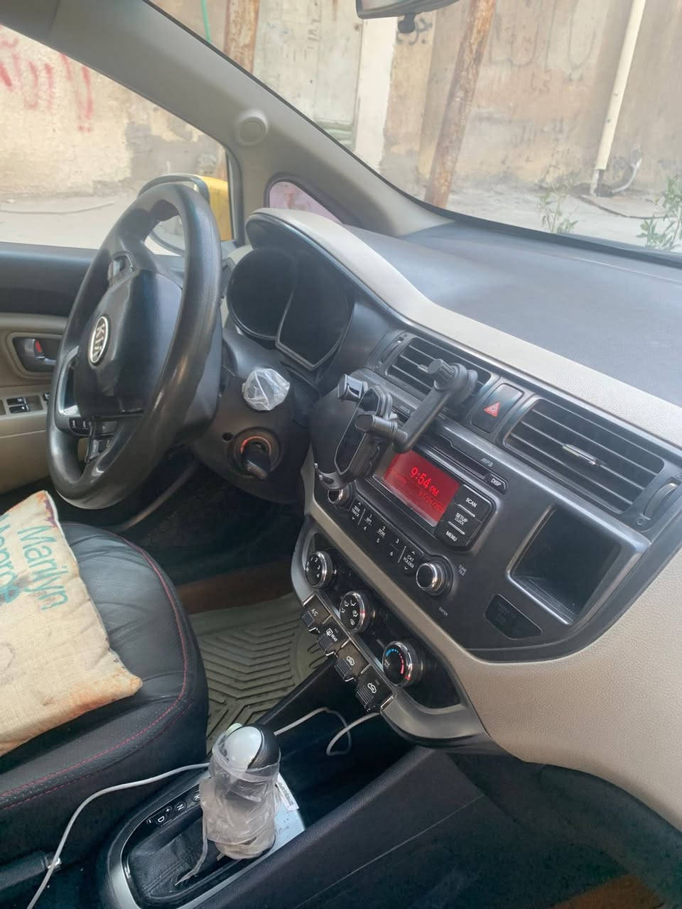 السلام عليكم
كيا ريو موديل 2013
ضربه جاملخ 
سياره بيه تبخير 
السعر ٧٠ $ مكان سياره بغداد 
***********
