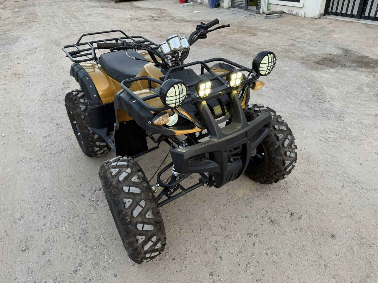 السلام عليكم
دراجة رباعية جديدة لوك 
الحجم الكبير
محرك 250 cc
بعدها دهن الشركة 

مليون و250 بيها مجال 

العنوان الدورة حي الصحة
***********
