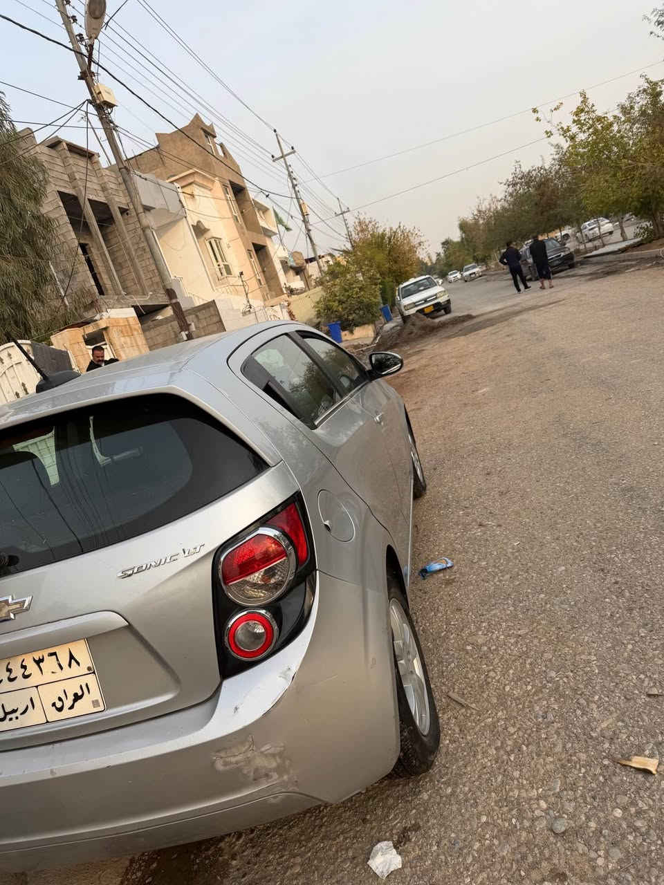 � للبيع شفروليه سونيك 2016 – أوتوماتك
📍 المكان: أربيل

السيارة معروضة للبيع مثل ما موضّح بالصور، ووضعها واضح وبكل أمانة.
حادثها بسط من الأمام (ضربة خفيفة)، وما مأثرة على الاستخدام.
ابو سيارة راجع عليها بك وما عليها أي إشكال.

🔧 الحالة العامة:

 • السيارة تمشي وتوصل
 • المكينة شوية تعبانة (مذكورة للأمانة وينعكس هذا الشي على السعر)
 • الكير الأوتوماتك شغال طبيعي
 • ماكو اي مشاكل 

❄️🔥 التبريد والتدفئة:

 • المكيّف بارد
 • التدفئة شغّالة

🔹 المواصفات:

 • موديل: 2016
 • كير: أوتوماتك
 • دفع: أمامي
 • بنزين
 • ستيرنغ كهرباء
 • جامات كهرب
     •  قفل مركزي
 • نظام ABS
 • Airbag (حسب الفئة)
 • نظام صوتي
 • صرفية بنزين اقتصادية
 • سيارة عملية للدوام والاستخدام اليومي

📸 الصور مرفقة وواضحة
💰 السعر: 60 ورقة
🟢 بيها مجال للجاد فقط

📞 الهاتف / واتساب: *********** أربيل, العراق
