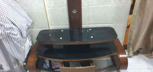 السلام عليكم 
ميز تلفاز نظيف استعمال قليل غراضه كاملة 
مابيه اي اشكال ولا اي شي 
السعر ٣٠ الف الاتصال بالرقم ***********
