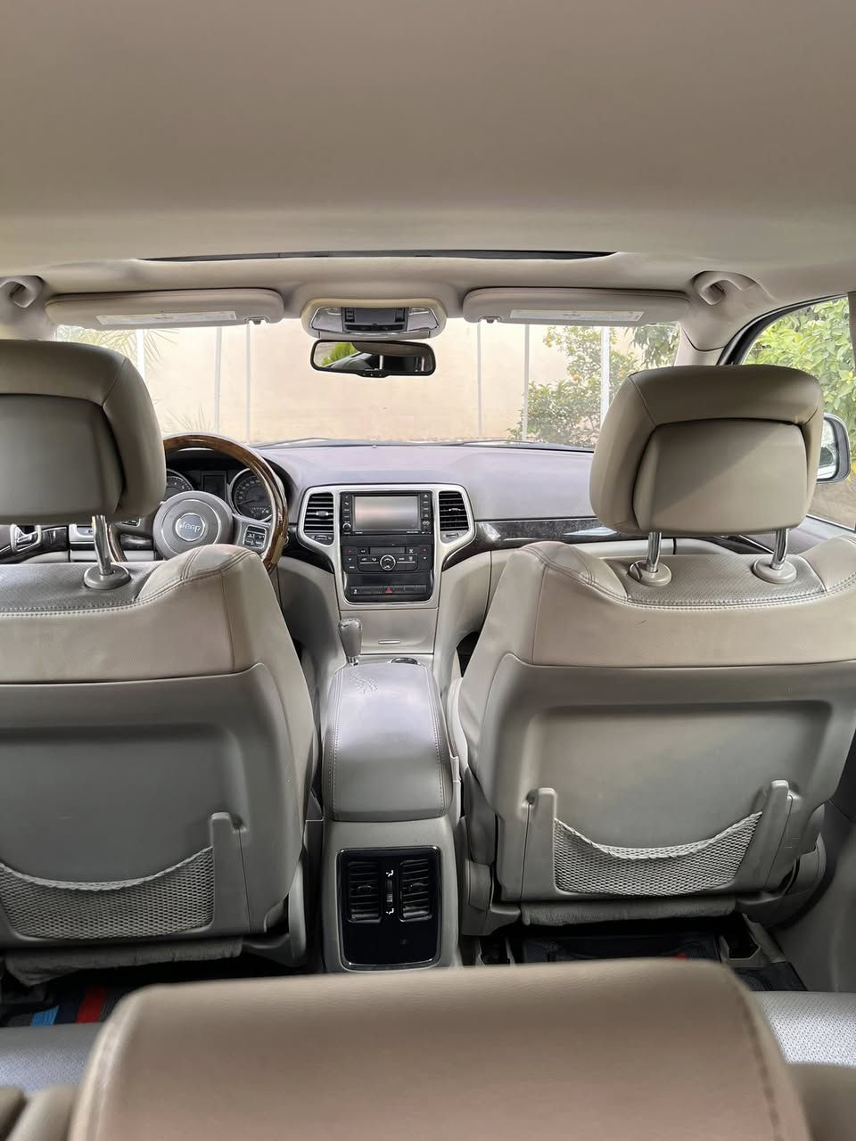 سلام عليكم جيب 2012خليجي فول مواصفات رقم بغداد دولي باسمي كفالة عامة بدون صبغ بدون تبديل بدون بارد ماشية 200الف حقيقي مال جناي 
السعر 185 مجال بسيط جدا 
عنواني صلاح الدين قضاء الضلوعية ***********
سيارة على البلاد مكينة كير كلها مكفولة
