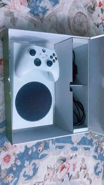 سلام عليكم 
اكس بوكس سيرس اس 
للبيع 
ذاكره نص تيرا 
جهاز نضيف كلش 
استخدام قليل 
كامل ملحقات 
سعره 325 وبي مجال بسيط 
مكان كراده 
***********
