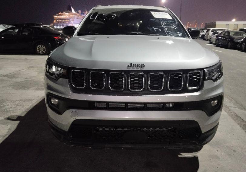 السلام عليكم
جيب كومبارس موديل ٢٥  رقم شمالي
زيرو ماشيه ٦ الف 
مواصفات شاشه كبيره كامرا بصمه حساس امامي خلفي
رادار تحديد مسار  كشن جلد تدفئه تبريد  
حادث بسيط الصور مع المنشور
السعر ١٨٠ وبيه مجال
مكان السياره ذي قار
هاتف  ***********
