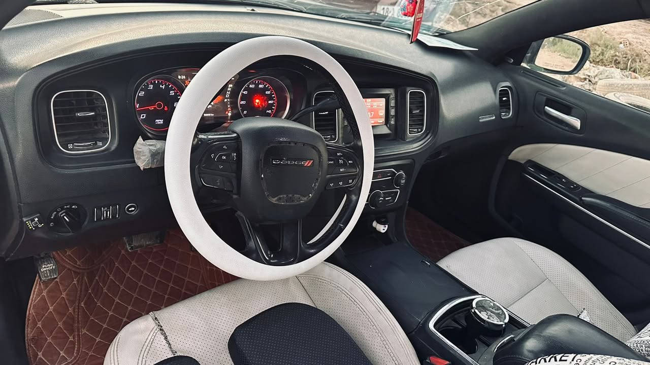 جارجر بوليسيه 2016 مكينه 5700
اللون أبيض 
سابقاً معوقين حالياً السياره حره
منضومة غاز ومنضومة زنون
سياره خير من اللّٰه مكينتها حلوه ونضيفه صدر امامي خلفي جديد مال تفصيخ
التبريد ثلج
رقمها نجف
كشنات كهرباء
السياره بيها مكانات صبغ أبيع أحزام وتكمه سعر 130 بيهه مجال رقمي ***********
