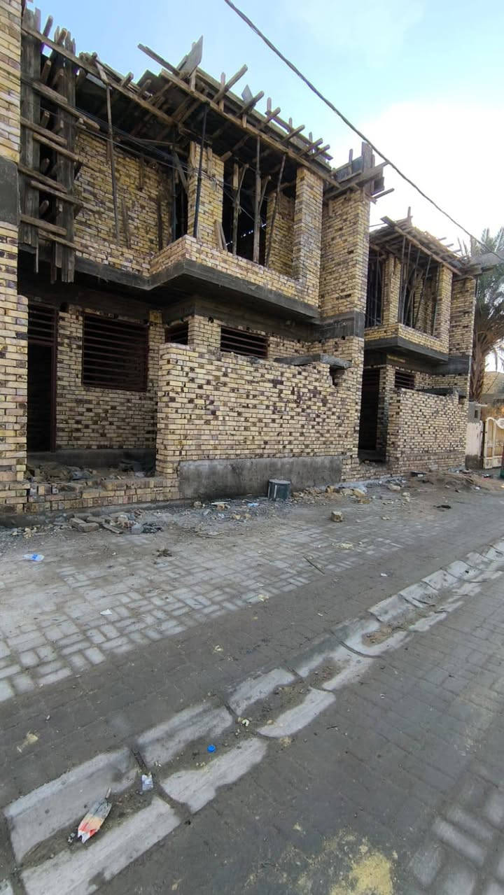 *🏠 دارين للبيع – تسليم جاهز وموقع مميز*  
📍 *الديوانية / حي الفرات – شارع المستوصف*

▪️ *عدد الدور:* 2  
▪️ *مساحة كل دار:* 100 متر مربع  
▪️ كل دار تحتوي على:  
✅ 3 غرف نوم  
✅ صالة عدد 2  
✅ مطبخ  
✅ استقبال  
✅ صحيات داخلية وخارجية

📌 ملاحظة: *البيوت تسليم جاهز*

📞 للاستفسار: ***********
                      ***********
*مكتب البروج المشيدة للعقار*  
📍 *حي الفرات – شارع الصب / من جهة التسفيرات
*نستقبل جميع العروض: بيع – شراء – رهن – إيجار
