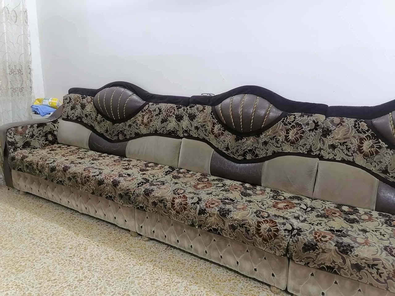 طخم مكون من خمس قطع ٩ أمتار خشب عراقي مستعمل بيع مستعجل المكان شقق الخضراء الشاري يتصل على هذا الرقم ***********
