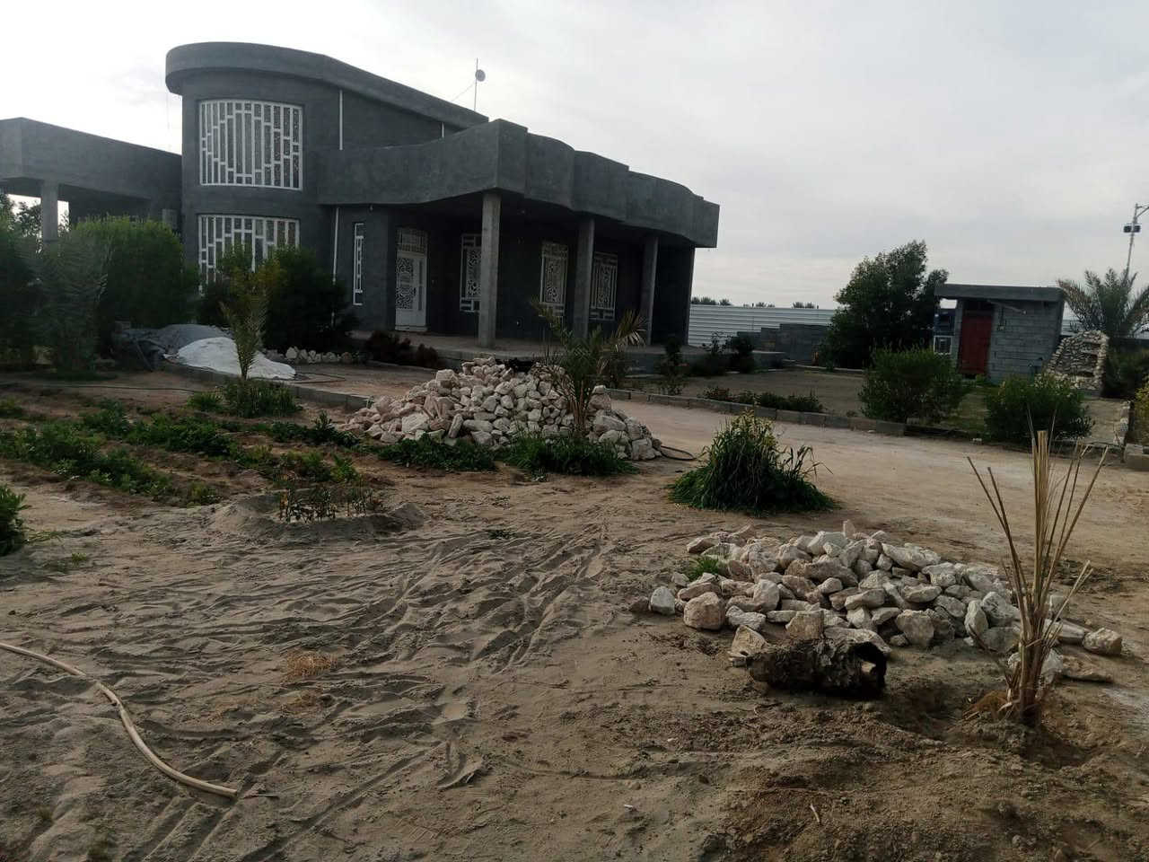 دار للبيع في الفلوجه النساف
مساحه لأرض 1262 (طابو) مساحة البناء 300متر 

+ماء وكهرباء  

الاستفسار ***********واتساب/ ***********.
