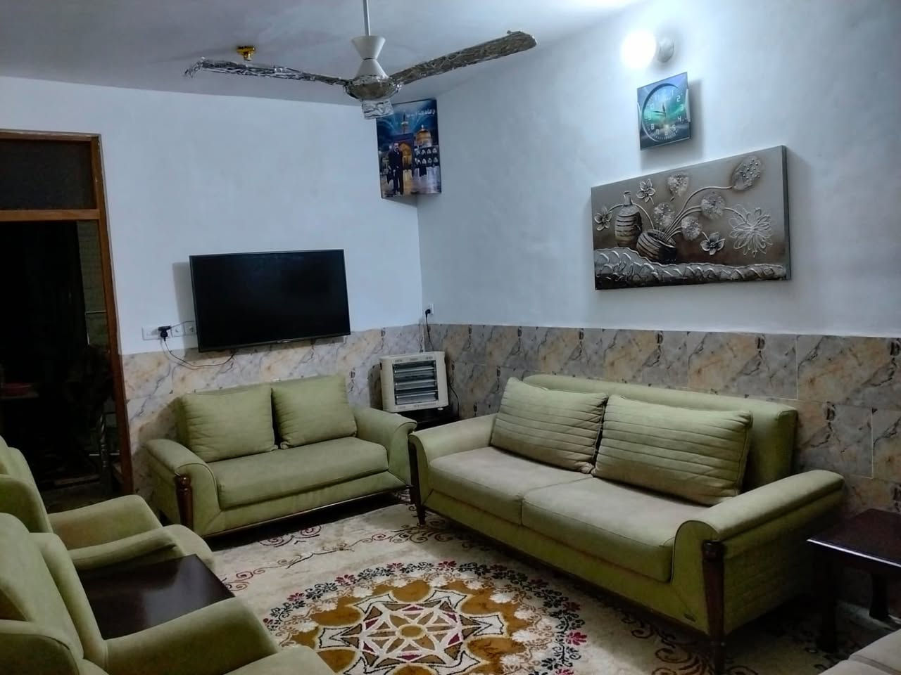 بيت مساحه 105 متر طابو ملك صرف سكني 
طابق ونص 
استقبال وصاله 
ومطبخ 
وخدمات 
وترك 
وغرفه نوم جوه 
وغرفه نوم فوك 
وحولي وسطح 

بغداد منطقه الانتصار مقابيل مستشفى حماد شهاب قبل مرور الحسينيه 

معروض حصرا لدى 
مكتب الموسوي للعقار 
التصنيع بدايه شارع 25 

***********
