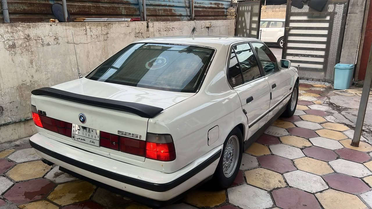 السلام عليكم موديل 92 محرك مسكر 525 السياره على ايدي كلها غرفة كامله شادلها دشبول تنته بطاين تكم ارضيه كشنات كله جديد وتاير اصلي ويل اصلي شاشه كامره 
صدر امامي خلفي جديد سنتر لوك دعاميات m منظومه التبريد كامله نقص الفريز فقط مكاني بغداد *********** بيع او مراوس
