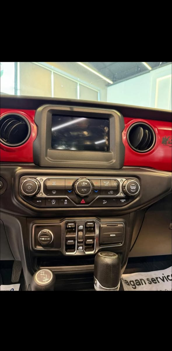 السلام عليكم جيب رانكلر  2021حادث سطحي بدون ايرباك مكفوله السياره كلش حلوه ومصروف عليهه هوايه بيع او مراوس حسب القناعه السعر 29,000
بيهه مجال 
مراوس رياضي 8سلندر ضربه خفيفه او كلين
للاستفسار***********
