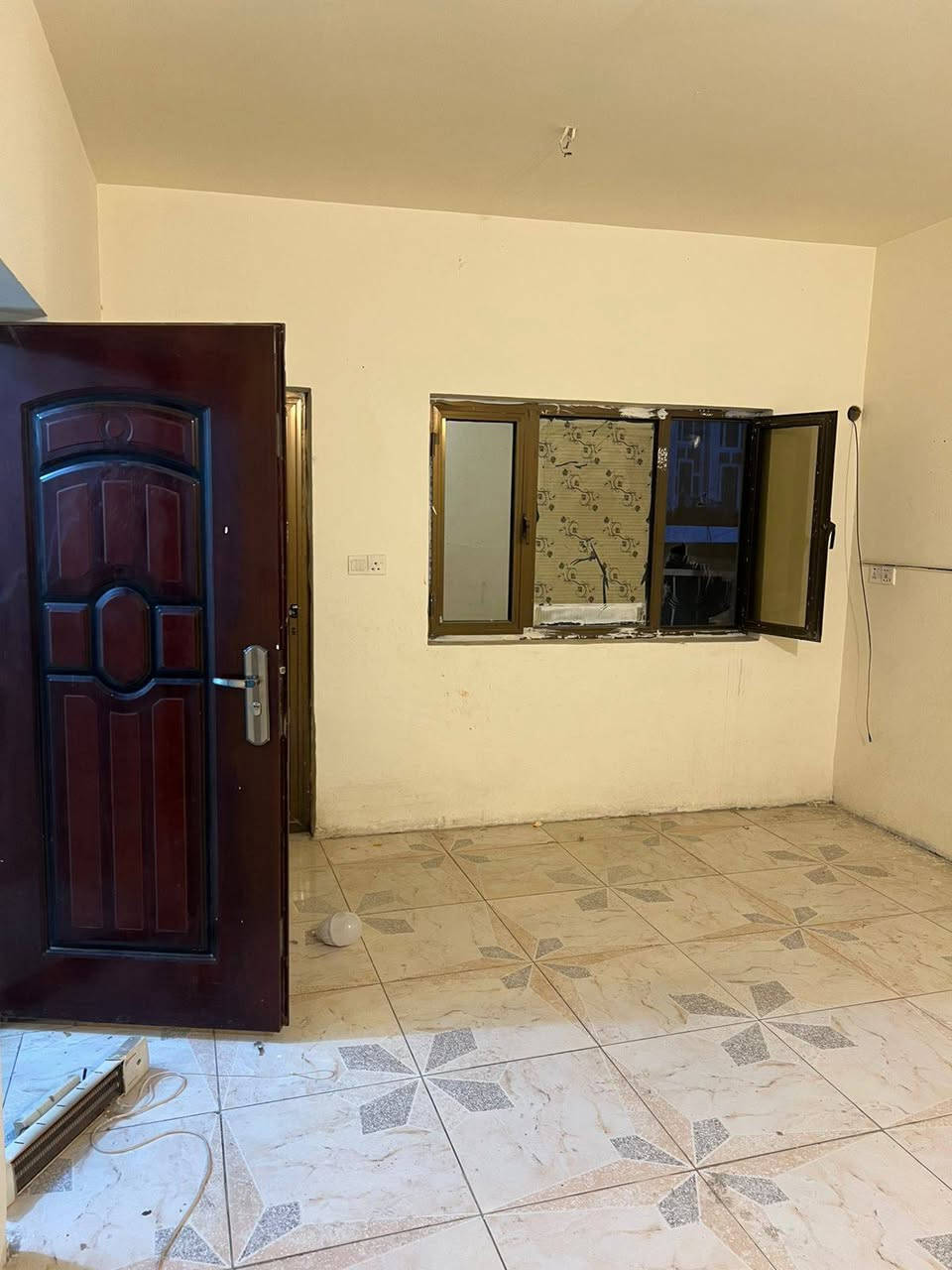 السلام عليكم دار للايجار حي تونس زراعي المساحه ٧٥م يحتوي على صاله ومطبخ وخدمات الطابق الثاني غرفتين وخدمات والثالث مخزن وسطح وطرمه مجاري وكهرباء وماء خط مولده واصل السعر ٦٠٠ الف قرب منتدى شباب حي تونس او للبيع السعر ١٦٠ وبي مجال الاتصال ***********
