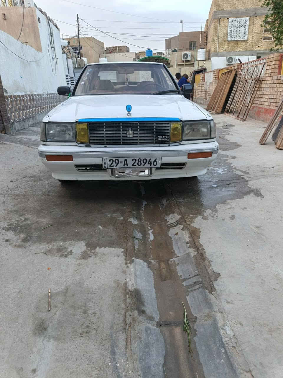 السلام عليكم سياره جاهزه للبيع مكينه وكير مكفولات حداديه جاهزه تبريد شغال تخم تاير رقم واسط سنويه لل٢٠٢٩للاتصال ***********
