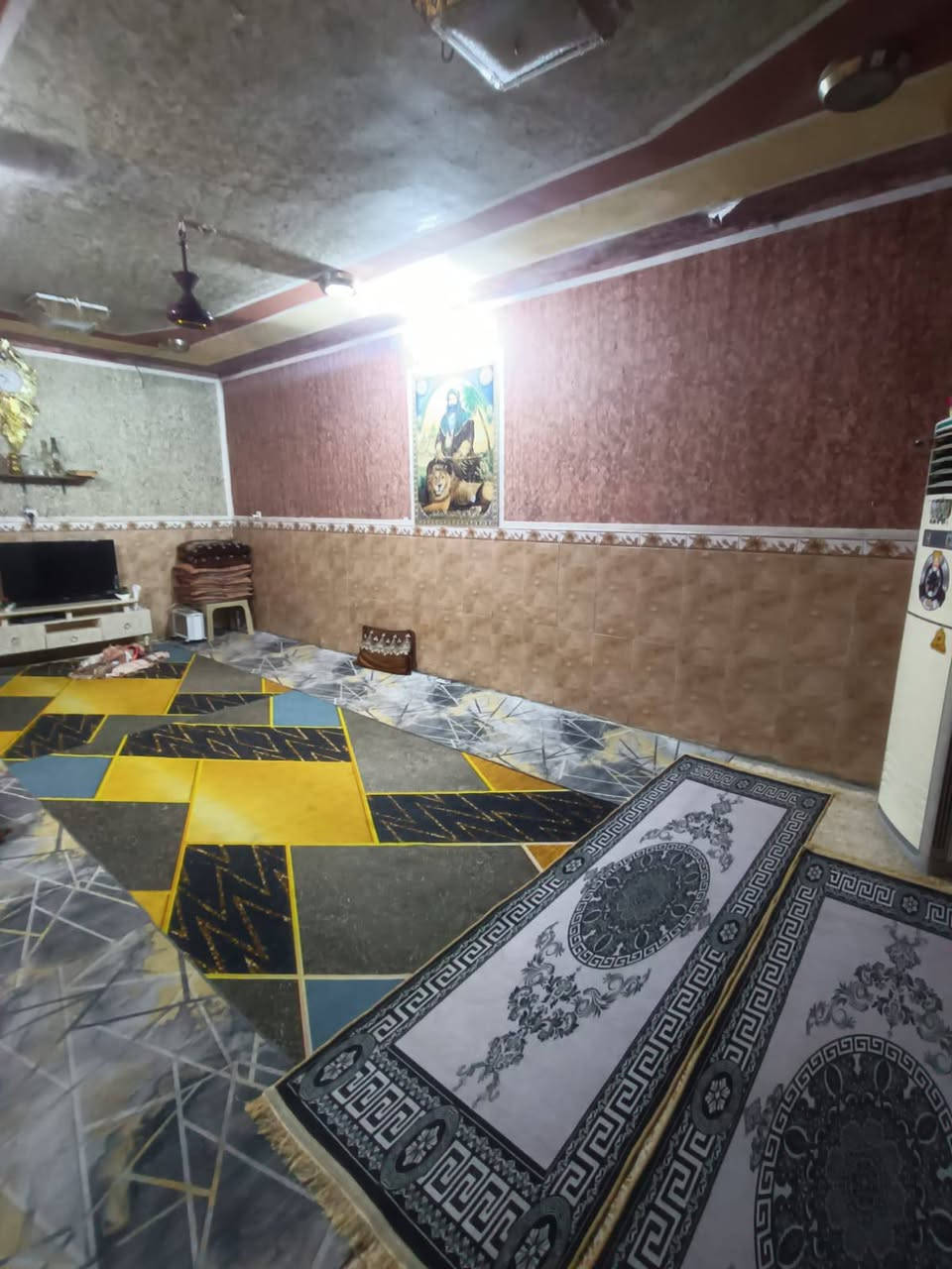 بيت 200 متر قاطين البيت كامل مكمل ما ناقصه لا تعديل لا اي شي بيت مفول دوانيه 7×5جوه غرفه وصحيات وبل خارج هم صحيات وفوك غرفتين ومرمر لبيت صب مسلح وبي محل هم البيت ركن بل الفين بشارع ضياء العتابي للستفسار اتصل ***********
