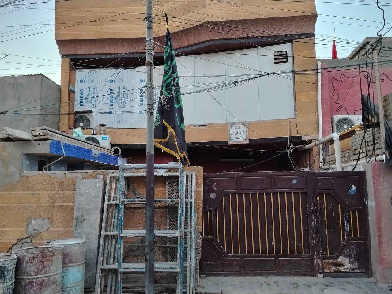 سلام عليكم ورحمة الله وبركاته بيت البيع طابقين بشارع ابو طياره مساحة البيت 200 متر  الطابق الأول يحتوي على غرف عدد 2  حمام منورين استقبال مطبخ حولي وحمام خارجي الطابق الثاني يحتوي على 3غرف حمام مطبخ الاستفسار الاتصال على الرقم *********** او ***********
