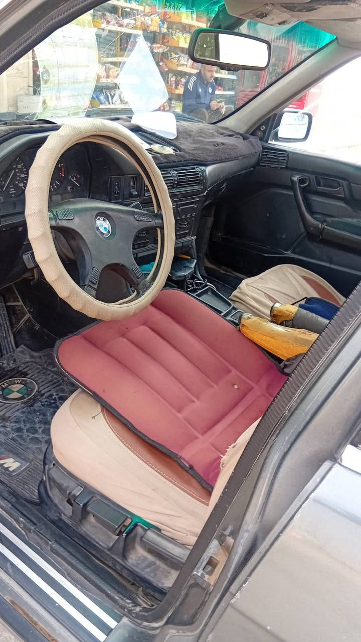 السلام عليكم. مثل ما موضح بالصوره وين عشاق البي ام.  ٥٢٥.  يحتاجله  تعمير دعاميات  صبغ  شرط محرك كير. اووووفر. و فتحه بيه بالسقف   تايرات ٨٠ بالميه.    السعر ٥٥ بيه مجال. ***********
