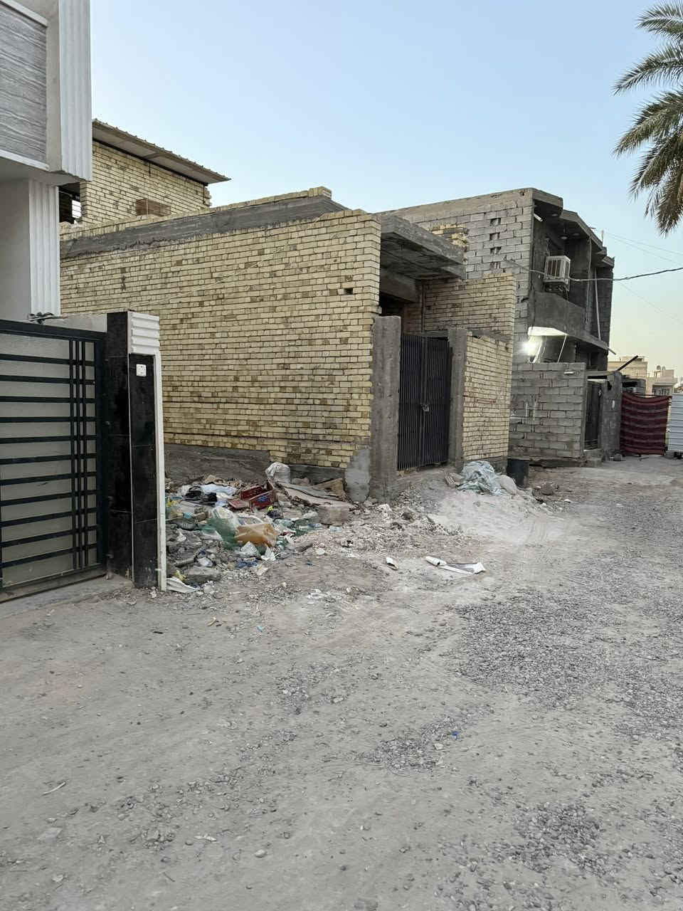 السلام عليكم قطعه ارض للبيع في منطقه الدوانم قرب السيطره تبعد عن السيطره 200 متر مساحه الارض 90 متر واجه 4.5 نزال 20 سند 25 قرار محكمه استفسار وات ساب ***********
