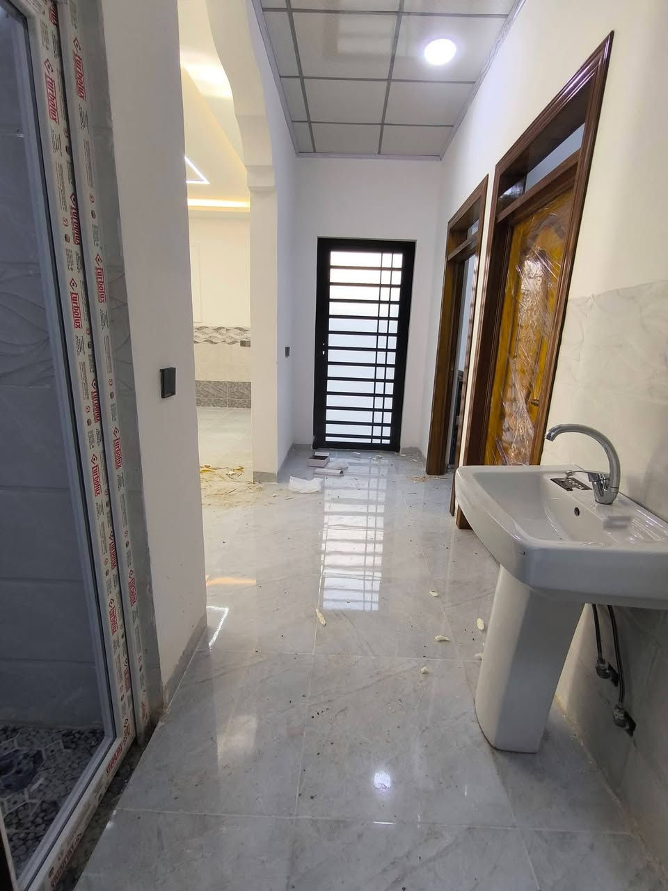 دار للـــــبيع
#الموقع/ حي الملايين الثانيه مجمع الملك
#مساحة / 180 م واجهة 9 م
الاتجاه / قبله
طابقين بناء حديث زيرو تسليم فوري
ط1 غرفتين نوم وهول واستقبال ومطبخ وصحيات وكراج 
ط2 اربع غرف نوم وصحيات وهول
للاستفسار عن السعر الاتصال 
***********
***********
‏‪***********‬‏
#مكتب انوار الموصل للعقارات
البناء الجاهز سايدين حي العربي مقابل الكمارك
