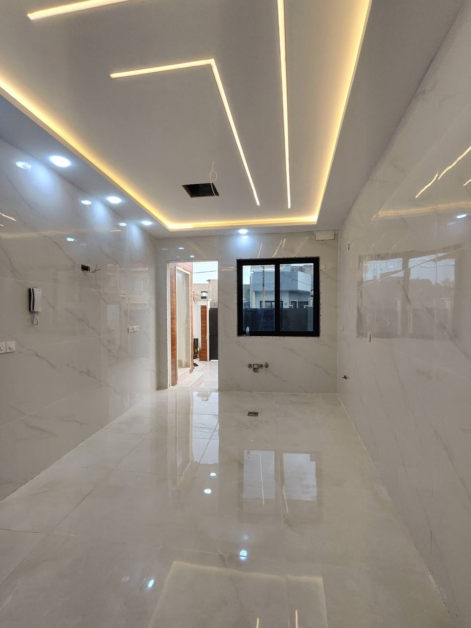 #بسعر مناسب
🔷 دار للبيع في حي #الوحدة 🔷
الموقع : حي الوحدة قرب جامع عبد الرزاق 
مساحة الدار : 188 متر واجهة 8.5 متر
#الدار بناء حديث 
سند طابو ملك صرف شرط التحويل

🏠 تفاصيل الدار : 
الطابق الاول : غرفتين نوم مع سويت وهول ومطبخ واستقبال وصحيات وكراج وحديقة
الطابق الثاني : اربعة غرف نوم  مع سويت ، هول ، وصحيات.

بناء فول مواصفات دكتات ، سبالت ، كامرات ، سقوف جبس .

السعر والتفاصيل داخل قناة التلكرام :
https://t.me/baet_alhadhara
________________________________________________

للاستفسار الاتصال بالرقم :
***********
***********
مكتب بيت الحضارة للعقار سايدين حي الوحدة قرب مول سانكو 2
