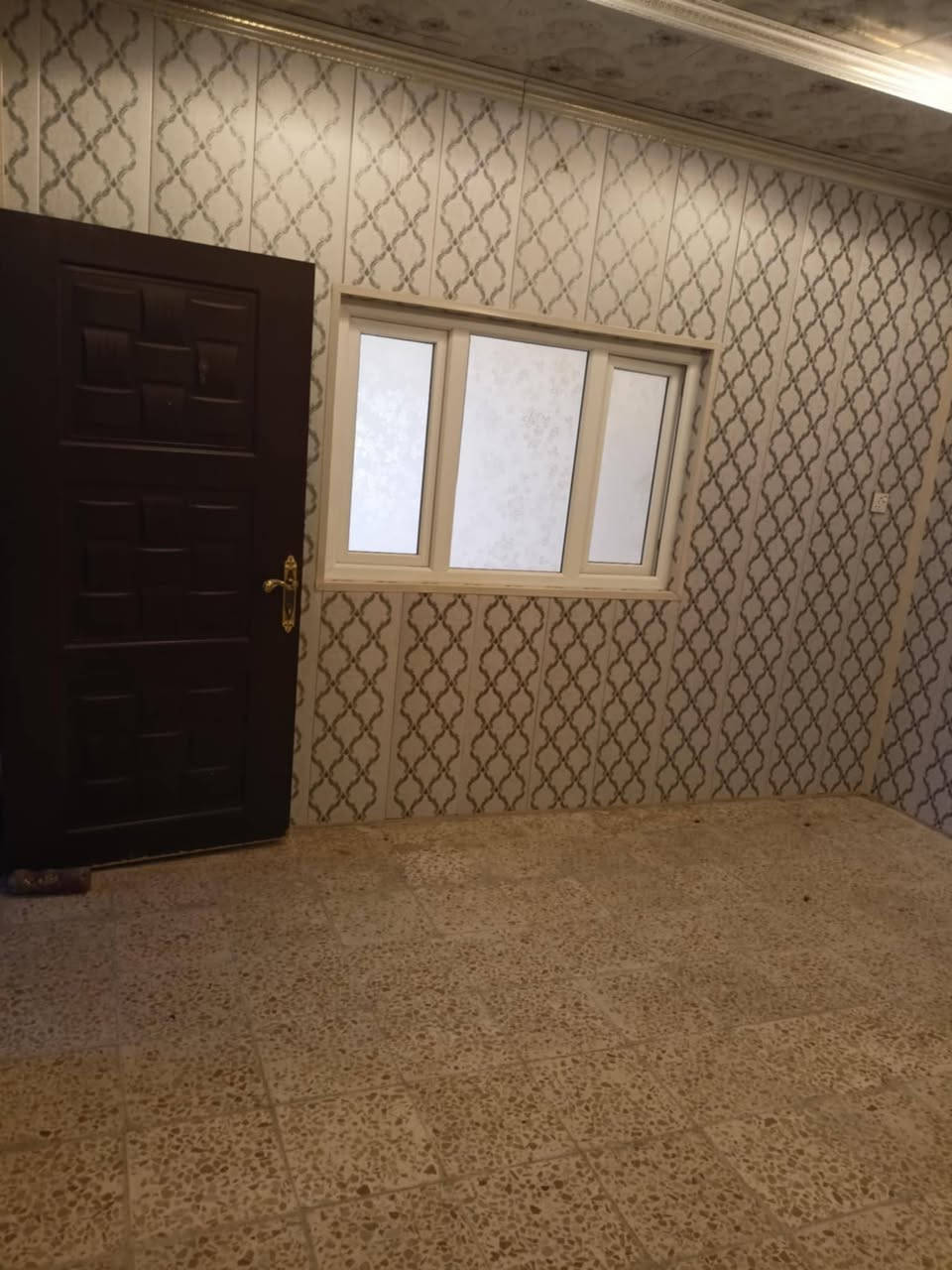 دار لليجار طابق ارضي منعزل 
بيت نظيف جدا 
يحتوى غرفتين نوم 
مطبخ 
استقبال 
صحيات 
كراج للسيارة 
عنوان كركوك منطقه الخضراء قرب من بانزين خانه الخضراء 
سعر ايجار بيت 350الف
مكتب عقارات العاصمة 
استفسار تواصل مع ارقام التاليه 
***********
***********
