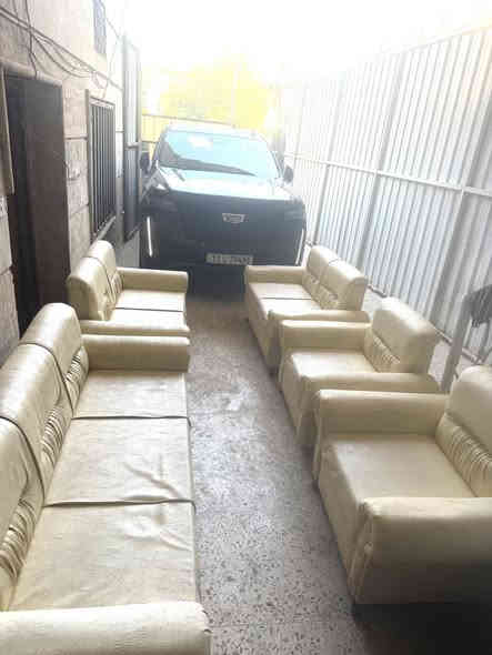 تخم قنفات جلد ٥ قطع السعر ٣٠٠ الف وبيها مجال.                              مكاني كرادة داخل                                                                               رقم ***********
