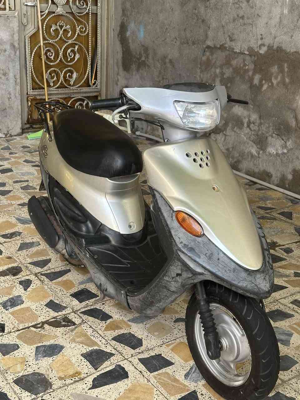 سلام عليكم دراجه (بيجي) لبيع الدراجه كلش نظيفه الدراجه مفتوحه مره وحده والله شاهد علي مجفته تجفيت مظبوط واصلي الدراجه ما ناقصه شي بس اشياء بسيطه مكينه حلوه ناعمه السعر 325 وبيه مجال الله شاهد ما تلكهه بنظافته هيج العنوان البصره الجمهوريه الرقم ***********
