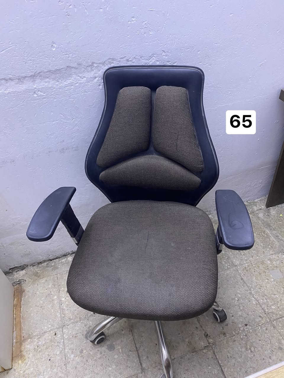 للبيع 
كرسي بلاستك عدد 35
كرسي خشب عدد 20
ديلاب
كرسي متحرك 
كراسي مزدوجه
ميز بلاستك عدد 4
***********
