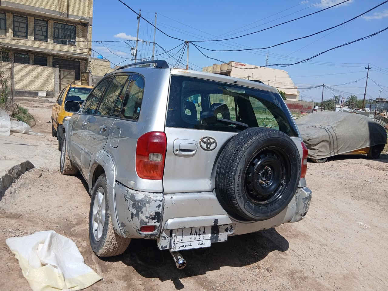 سيارة راف فور 2002 سيارة نظيفه مببدل بيها اي شي  بس بيها ضربات ضغار حيل دواخلهة نضيفة تبريد شغال خليجية مكينة نضيفة وكير نضيف اوتماتيك السيارة مكانها بغداد للإستفسار اكثر ***********
