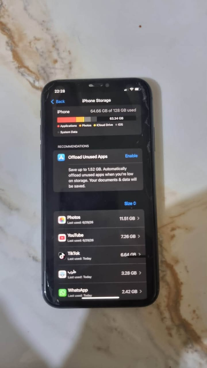 ايفون ١١ عادي للبيع بسعر ٢٠٠ الف وبيه مجال بسيط
الذاكرة ١٢٨ 

البطارية ٩٠ 

التلفون ممبدل بيه اي شي ولا مفتوح 

بيه خط اسود صغير جدا في الشاشه موضح بل صورة للاستفسار واتساب 

***********
