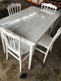 ميز طعام • عظم عاج • نظيف جدا