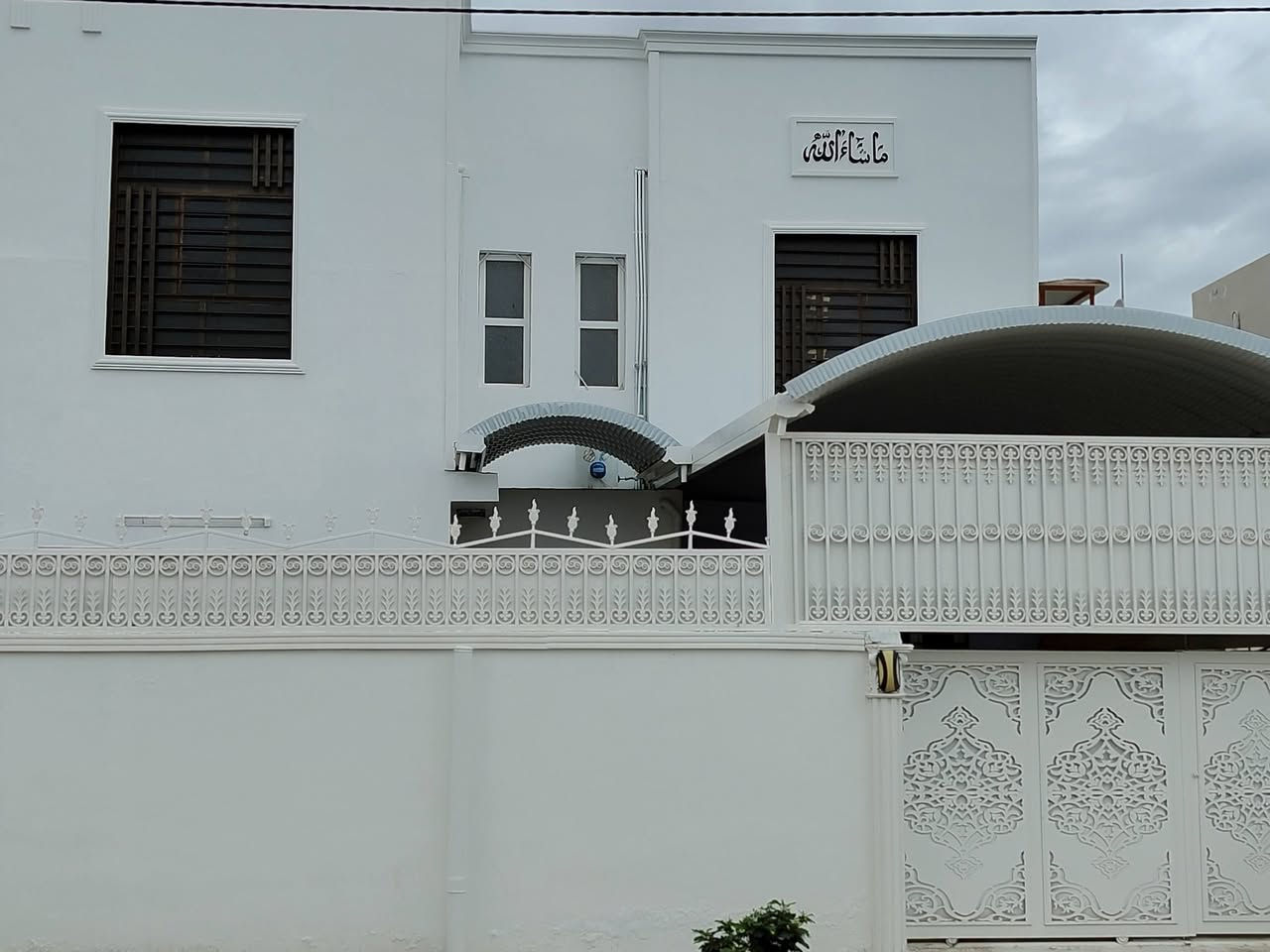 للإعلان:(35)... 
🏡✨ فرصة مميزة للبيع في مجمع الزهراء السكني ✨🏡
بيت حديث البناء، غير مسكون، جاهز للسكن الفوري وبمواصفات رائعة 👇
📐 المساحة: 150 متر
🛏️ 3 غرف نوم مريحة
🛋️ استقبال واسع وأنيق
🍳 مطبخ عملي
🚗 كراج سيارة
🌿 حديقة جميلة
➕ يحتوي على إضافة (كيسبان)
🏠 تصميم عصري وموقع هادئ ومناسب للعائلة
💰 السعر: 138 مليون فقط
📞 لا تفوت الفرصة، بيت العمر بانتظارك!
*********** *********** 👍
نساعدك باختيار سكن المستقبل العائلتك في مجمعات السكنية في النجف الاشرف بادارة محمد الاسدي للاستثمار والتطوير العقاري
