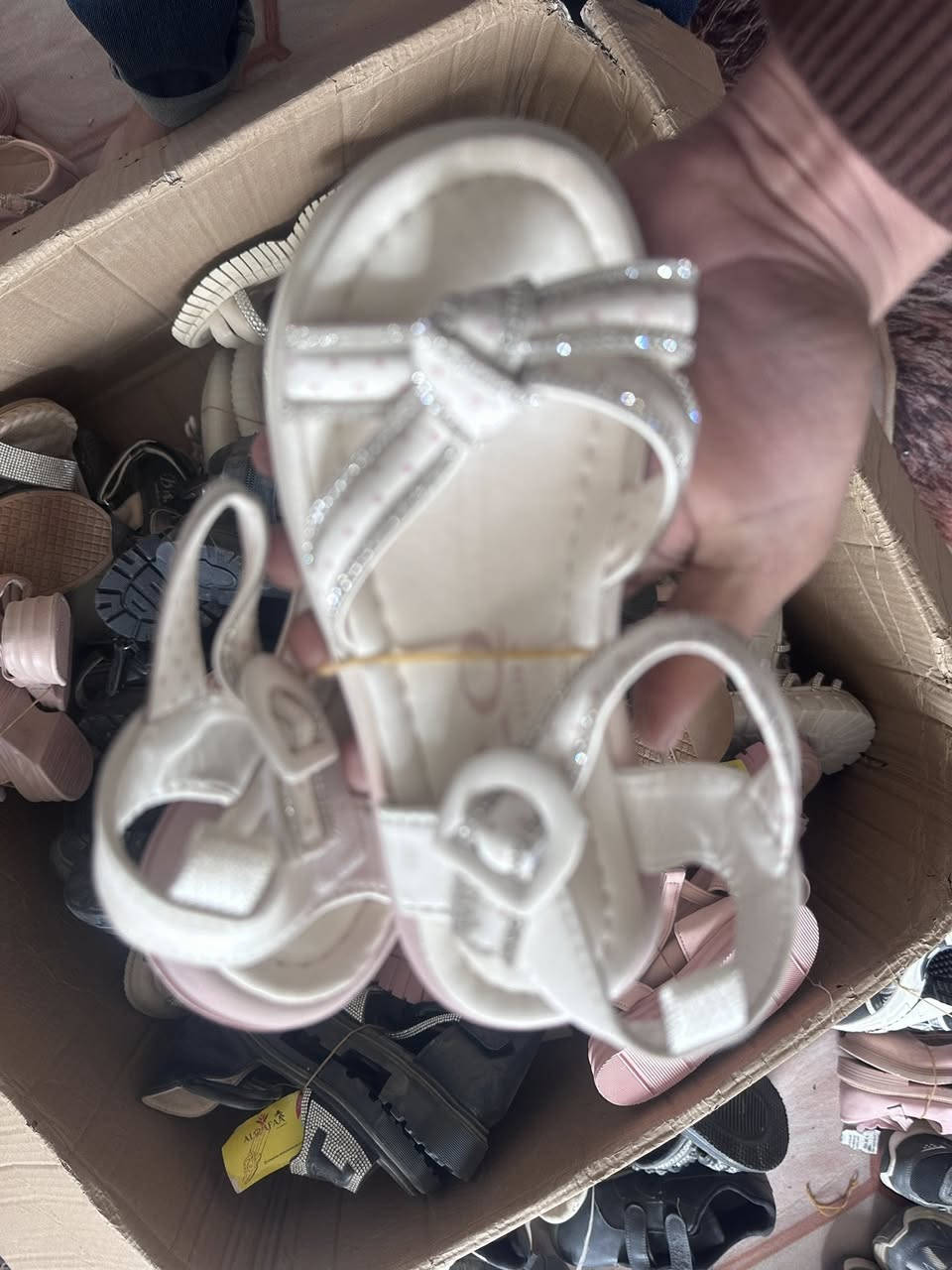 شلعه احذيه رياضي وجراكز بيهن 300 قطعه بس يرادلهن تنظيف معروضات جانن القطعه بالف ونص  قفل مكاني بابل ***********
