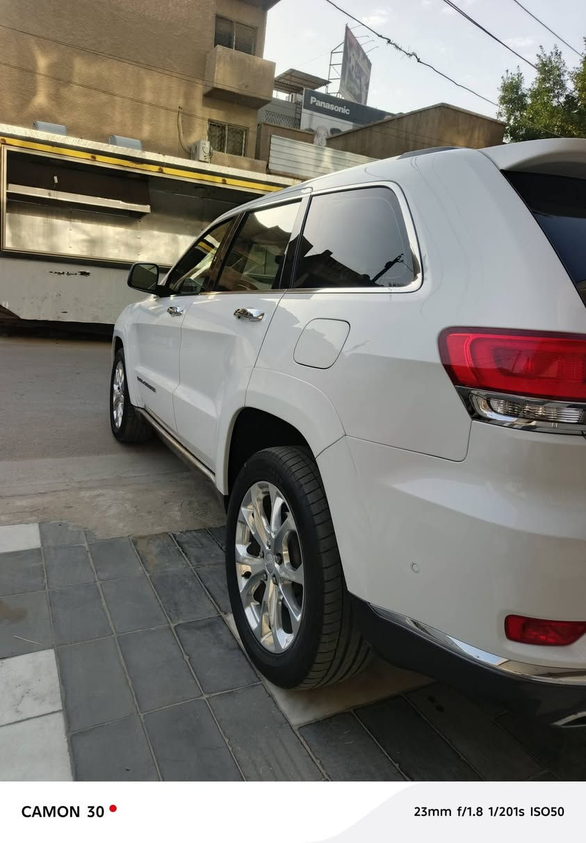 (جيب كراند شيروكي ( خـليـجـي ) لون أبيض )
(موديل2021 فول مواصفات وكالة هارلم)
(المحرك : V6.  3.6L دفع رباعي 4x4 بانوراما)
(رقم بغداد بسمي الجديد 11 تحويل ثاني يوم )
(سياره جديده       
 (سياره ماشيه  88 الف كيلو متر 
(سياره بيه صبغ جاملغ خلفي  )
(السيارة وكالة )
(موصفات فول 1/1 )
*رادار امامي وجانبي )
* نقطة عمياء .)
*داخل اصلي )
* دفع رباعي 4x4 . )
* فرش المقاعد من الجلد . )
*صفي المقاعد الأمامية كهربائية .)
* ذاكرة لحفظ وضعيات الجلوس . )
* صفي المقاعد الأمامية مع تدفئة . )
* صف المقاعد الخلفية مع تدفئة . )
* ويل قياس 20 انج .)
* مقود السائق كهربائي . )
* تدفئة ستيرن . )
* سقف بانوراما .)
* شاشه كبيرة 8.4 انج .)
* نظام الملاحة (GPS) . 
* نظام خاص للطرق الوعرة . )
* مصابيح امامية زنون . )
* المصابيح الأمامية مع LED لايت . )
* كشافات ضباب بروجكتر زنون . )
* تشغيل عن بعد .)
* صندوق كهربائي )
*  حساسات أمامية . )
*  حساسات خلفية .)
* كاميرا خلفية .)
* بخاخ ماء لتنظيف المصابيح الامامية .)
* مرايا بخاصية التعتيم الذاتي . )
* مرايا جانبية قابلة للطي . )
* بلوتوث تلفون . ؟
* محدد سرعة . )
* نظام تشغيل واطفاء اوتماتيكي للمحرك للتوفير من صرف الوقود . ( Auto Start System ) .
* نظام بريك اوتماتيكي ( Auto Break System ) .
(مكان سياره الكراده العرصات )
(السعر 290 وبيه مجال  )
(للاستفسار اكثر ***********   ***********
