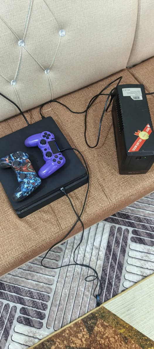 سلام عليكم بلي فوار لبيع مال بيت جهاز نضيف وياء يوبيس ويدات ثنين وياء خمس قراص سعر 260 بكان حي وار رقمي ***********
