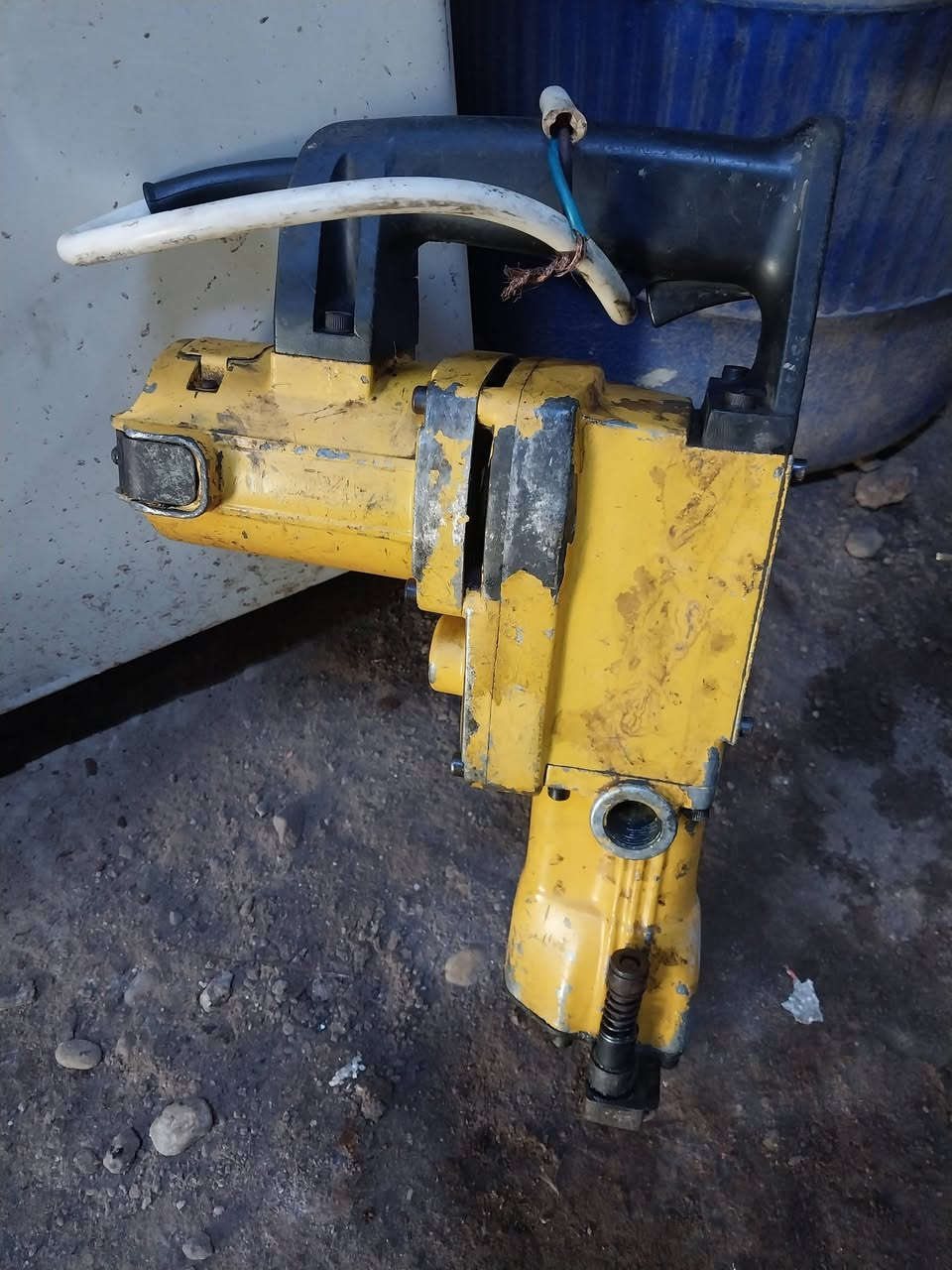 السلام عليكم
دريلات عدد ٤ اثنين أكبار وأثنين ازغار 
وسكلات عدد ٢ مع المكصات والدرابات 
السعر كلهن ٢٥٠ ألف مكاني بغداد شارع الكفاح 
***********
