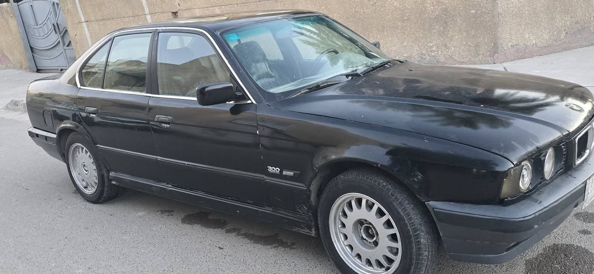 السلام عليكم 
بي ام ١٩٩٠ اسود 
رقم ديالى 
كير ومحرك VVTi 3000
السياره نقصها راديتر تبريد 
الكهربائيات شغاله 
السعر ٣٨ وبيها مجال 
مكان السياره بغداد 
السياره تحويل ثاني يوم مشروع وطني
للاستفسار مع صاحب السياره ***********
