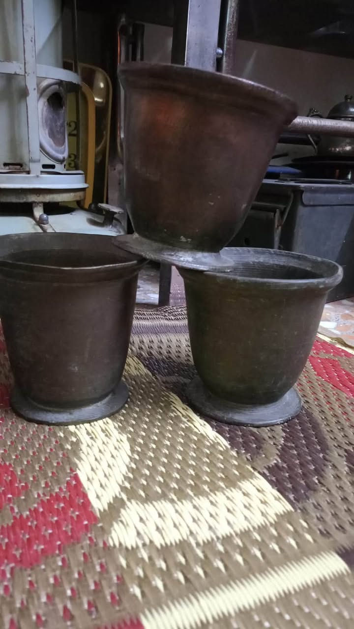 للبيع ها ونات نحاس الاحجام من 15 لل11 متعدد بيهم 12 و13 ازغر شي 11 هاونات فقط بلا يدات المجموع 9 قطع  السعر 225 الكل ***********
