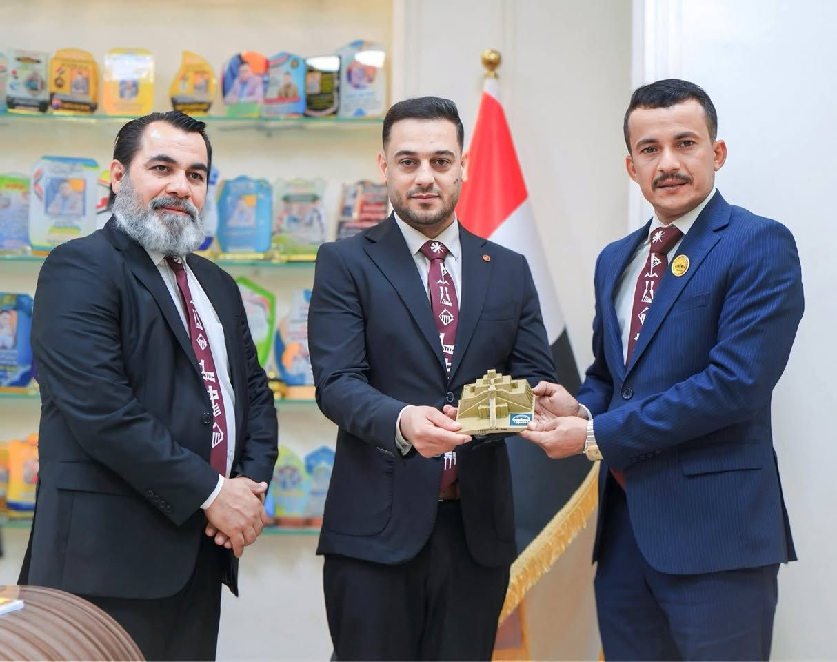 يسعدني كثيراً أن أرى #الربطة_السومرية 👔 
التي قمت بتصميمها وإنتاجها وحملتُ من خلالها رسالة مستوحاة من إرثنا الحضاري، وهي تصل اليوم إلى عدد من دوائر ومؤسسات الدولة عبر مبادرة كريمة من  مدينة اور السياحية  ، كما أشار الفنان " محسن خزعل " من كادر المدينة أثناء حديثه عن الجهات المقتنية لها وتقديمها كهدايا رمزية.

ولعل أجمل ما في المشهد أن تُرى مؤسساتنا المختلفة تلتقي تحت مظلة هوية واحدة؛ فحين تحتفي الجهات الأمنـ.ـية بتاريخها فإنها تؤكد أن حمايةالأرض تبدأ بمعرفة جذورها، 
وحين تحملها المؤسسات الخدمية فهي رسالة بأن البناء لا يقتصر على الحاضر بل يمتد نحو عمق الحضارة، 
وحين تتزين بها مؤسسات الدولة المختلفة فإنها تعلن أن #سومر ما زالت حاضرة في تفاصيلنا اليومية بروح جديدة وصورة تليق بتاريخ العراق.
كل الشكر لإدارة #مدينة_اور_السياحية على هذه المبادرة الحضارية التي منحت للفكرة بعدًا أكبر، وجعلت الفن والتراث يسيران معاً نحو الناس، بالضبط مثلما ارتُ ان اوصله للجميع وكما اكدتُ: ( إن الاجيال ستحمل على صدورها تاريخاً عمره اكثر من 7000ألف عام).

#اميرسكر
#امير_سكر
2026|5|26


**إذا كنت صاحب هذا الإعلان وتريد حذفه لأي سبب، رجاءا أرسل رسالة إلى الدعم الفني**