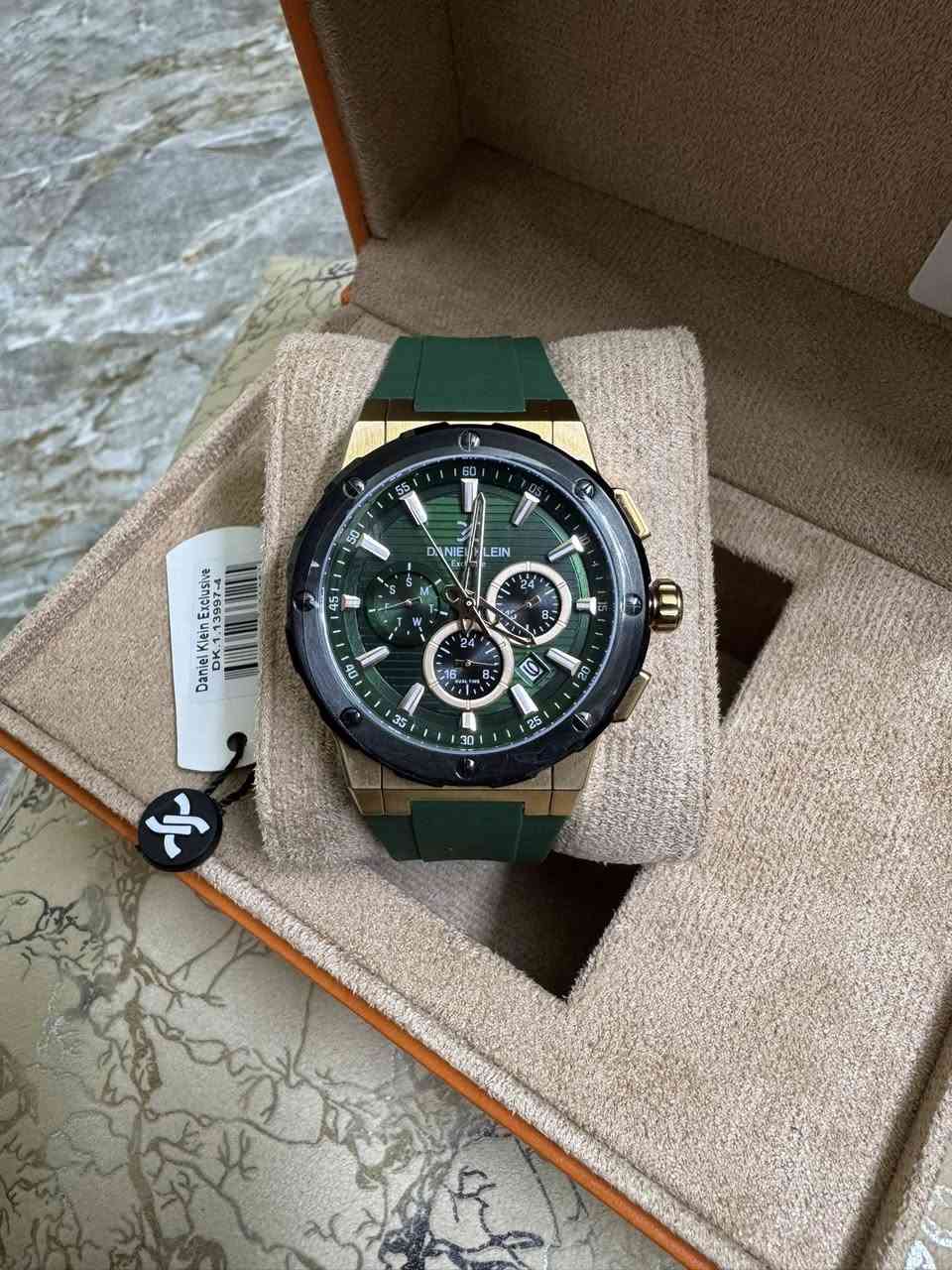 السلام عليكم ورحمة الله وبركاته🖐️
ساعة من ماركة DANIELKLEIN من التحف الجميلة والون المميز😍
المواصفات😎
١-الساعة تعمل بنظام كوارتز القطر 44 
٢-ستانلس ستيل مقاوم للخدوش 
٣-الجام زفير اصلي مقاوم للخدوش
٤-السير ربر مريح لليد لون زيتوني 
٥-فقط الأرقام لومينوس 
٦-نافذ شهري جميع ايام الشهر
٧-جميع السناتر شغالة 
٨-نظام ستوب وتش 
٩-عداد ثواني منفصل 
١٠-ضمان لمدة سنة 
١١-كود نمبر الساعة DK.1.13997-4 DANIEL KLEIN  تكدر ادخل هذا الكود وتأكد من الساعةEXCLUSIVE
…يتوفر توصيل لكافة محافظات العراق الحبيب
رقم الهاتف او واتساب
اسيا-***********
اثير-***********
