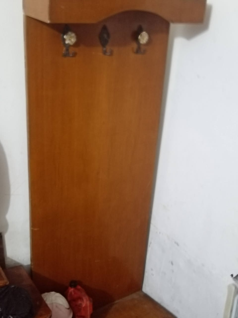 السلام عليكم غرفه خشاب للبيع مالكم شغل بل غراض جاي رتب بل غرفه 😂سعر 300وبيه مجال مكان كربلاء عل بوبيات حي الزهراء يم مكتب اليساري رقم ***********
