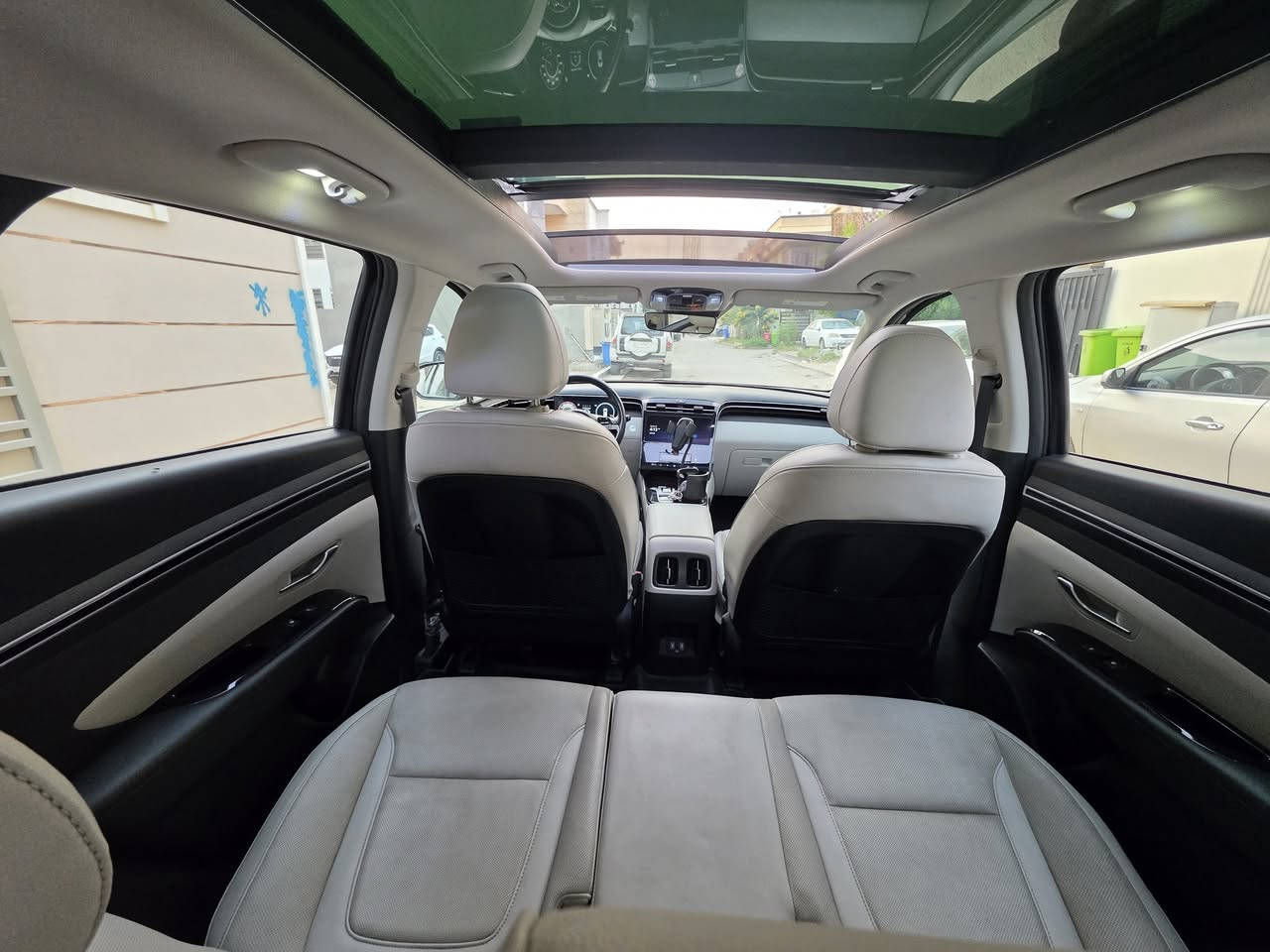 هونداي توسان موديل 2024 
ماشيه 22 الف ميل
رقم بغداد انكليزي
فوول السياره اخر حبه 
بصمه تشغيل عن بعد 
دخول لمس 
قفل لمس 
الجنطه الخلفيه كهرباء بصمه
تتحرك السياره بالبصمه 
داخل جلد ابيض 
 كشن كهرباء  مع خزن وضعيات الجلوس 
كشنات تدفئه وتبريد
الستيرن تدفئه
شاشه ابل كار بلي منافذ شحن وشحن لاسلكي
كامرات 360
رادار 360
رادار بالمري
مري تحكم كهرباء
تنبيه خروج من المسار 
توقف ذاتي امامي وخلف
بانوراما 
نظام فور ويل ذكي
كير محرك تبريد تخم تاير صدر  بحاله ممتازه جدا
السياره جديده جدا 
حادث السياره فقط بنيد مبدل
 راديترات بلاديه مال شركه ماتبدلت والدعاميه نفسها تصلحت 
السعر 22 الف وبي مجال 
العنوان بغداد حي القادسيه 
للاتصال ***********
